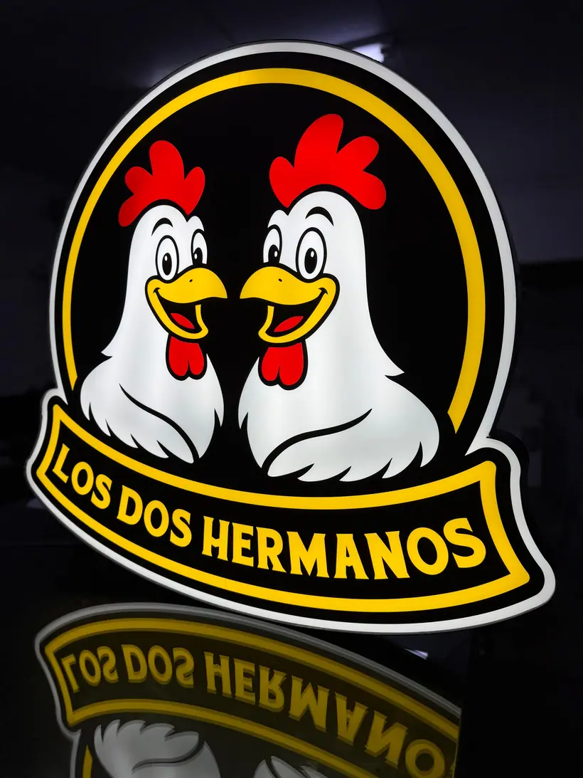 Los Dos Hermanos — Corpóreo circular troquelado. Trabajo de Zengráfica en San Lorenzo, Santa Fe.