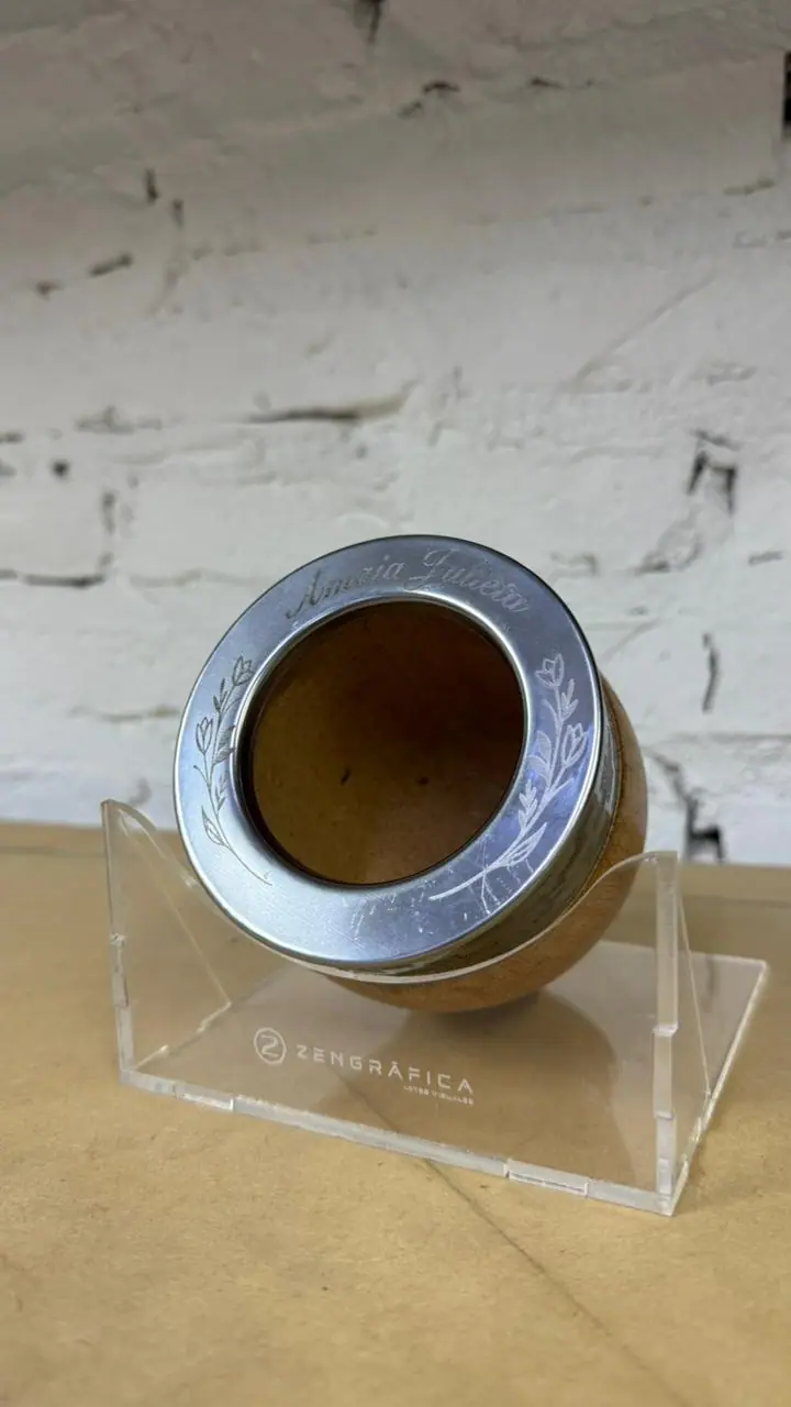Mate con virola grabada — Regalo empresarial. Trabajo de Zengráfica en San Lorenzo, Santa Fe.