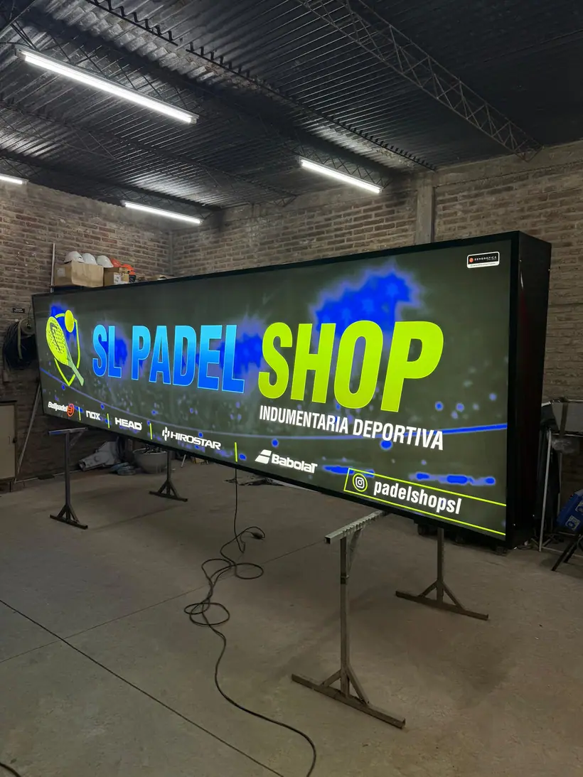 Padel Shop — Pantalla LED full color. Trabajo de Zengráfica en San Lorenzo, Santa Fe.