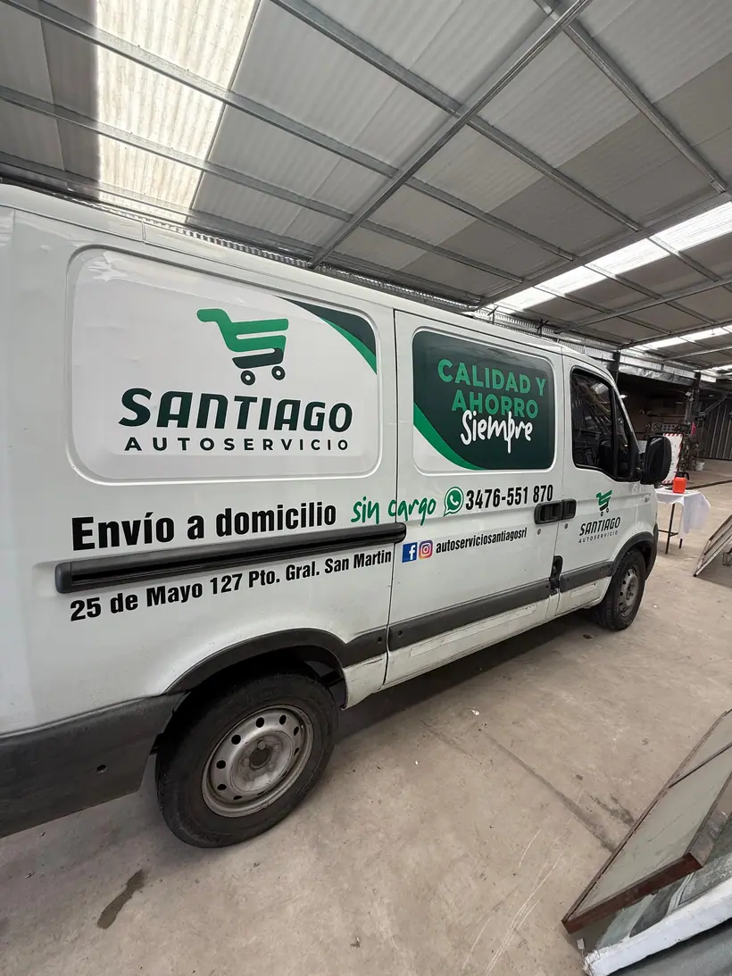 Santiago Autoservicio — Flota de envíos a domicilio. Trabajo de Zengráfica en San Lorenzo, Santa Fe.